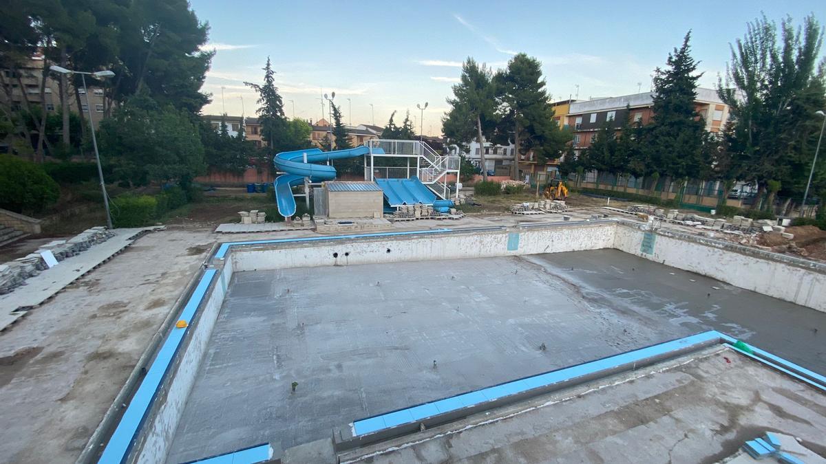 Obras en la piscina municipal de Requena.