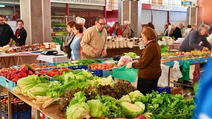 Vecinos comprando dentro del mercado de abastos diario de Felanitx.