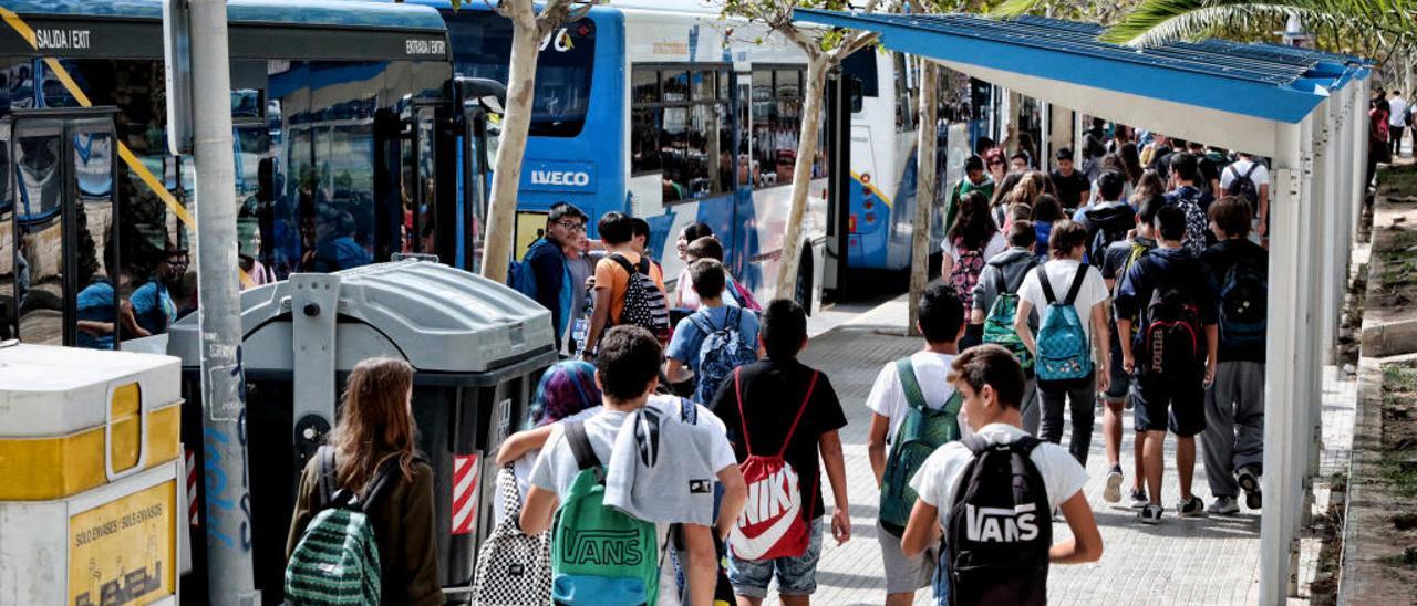 El transporte escolar, en números rojos por los impagos de Educación