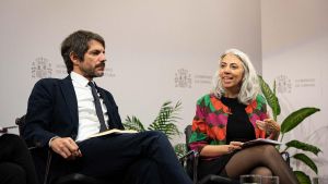 Ernest Urtasun, ministro de Cultura, y Jazmín Beirak, directora general de Derechos Culturales, durante la presentación del primer Plan de Igualdad en la Cultura, este miércoles.