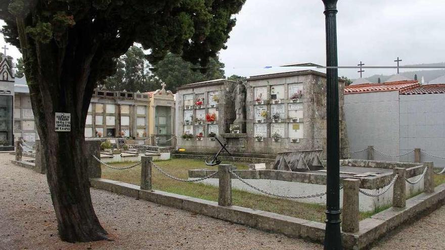 Os alcumes figuran nalgunhas lapidas xunto aos nomes dos falecidos no cementerio da Raña. // S. Álvarez