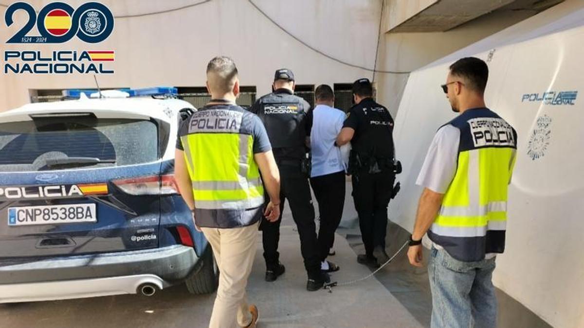 Un detenido por el robo de relojes de lujo en Ibiza es escoltado hasta la comisaría.