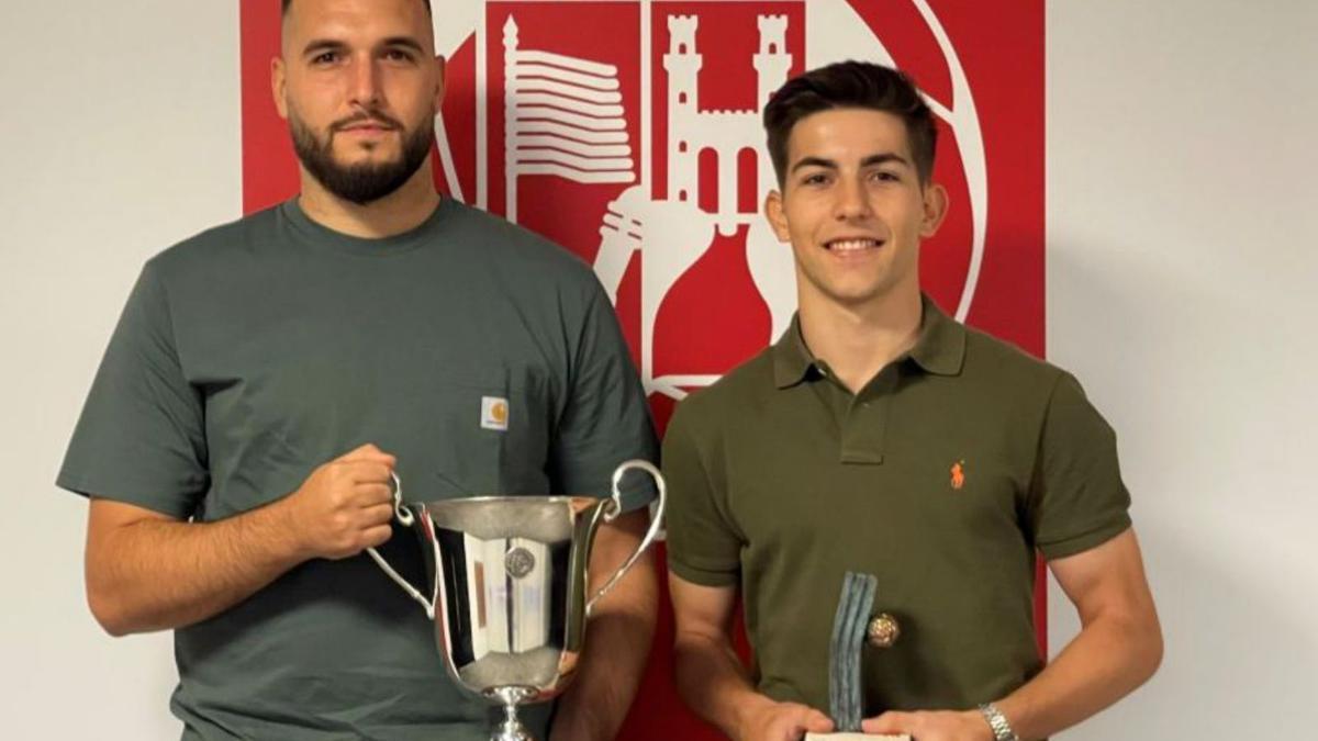 Aarón Riesco recogió el trofeo del Zamora CF Juvenil que logró el ascenso a Liga Nacional. | ZCF |  UDB