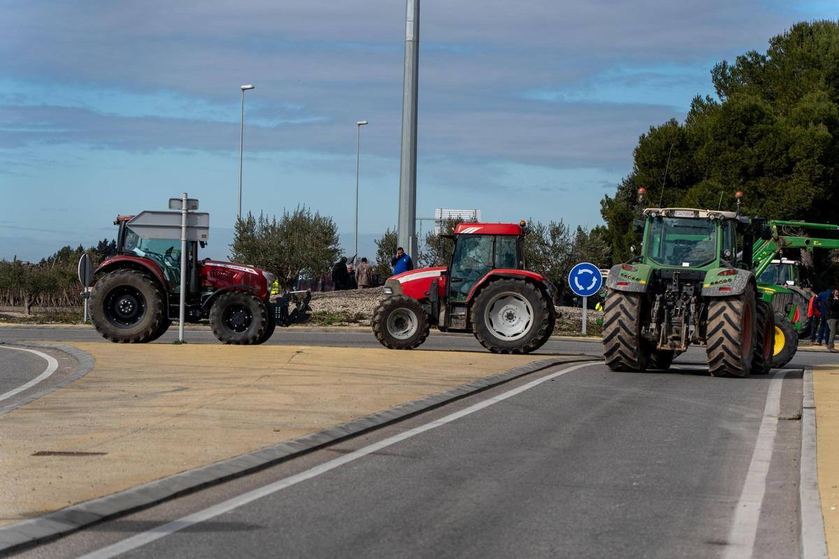 Nueva protesta de los agricultores en la entrada a Cataluña desde Aragón, en Soses