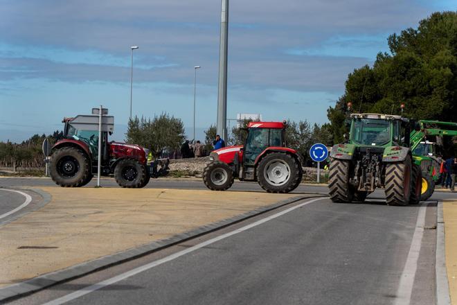 Nueva protesta de los agricultores en la entrada a Catalunya desde Aragón, en Soses