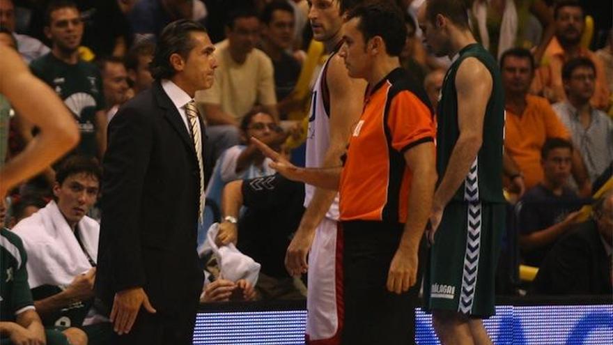 Sergio Scariolo dialoga con Martín Bertrán en la final de la Supercopa de Málaga 2006.