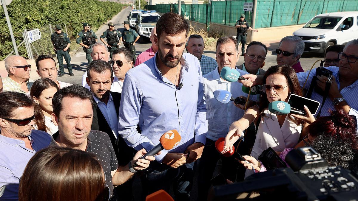 José Ángel Antelo, líder de Vox Murcia, durante la rueda de prensa que convocó frente al centro de menores de Santa Cruz.