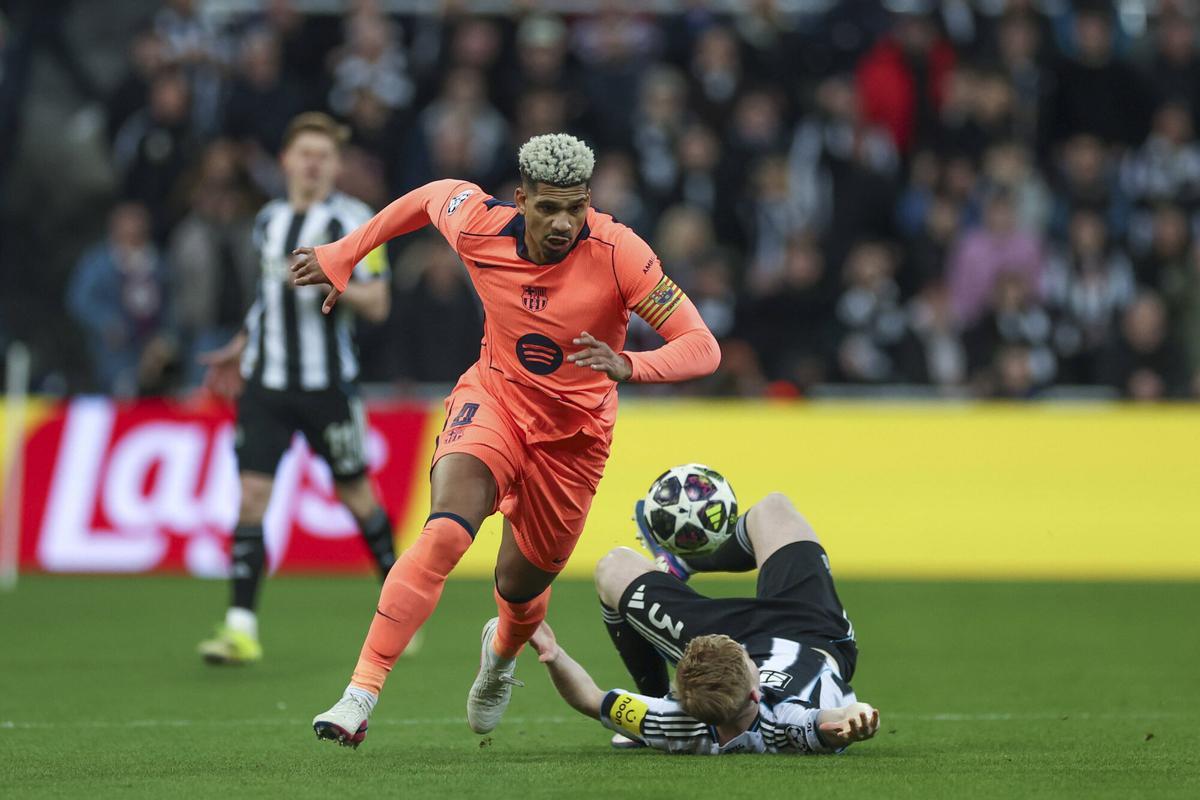 Ronald Araujo avanza con el balón con  Lewis Hall en el suelo.