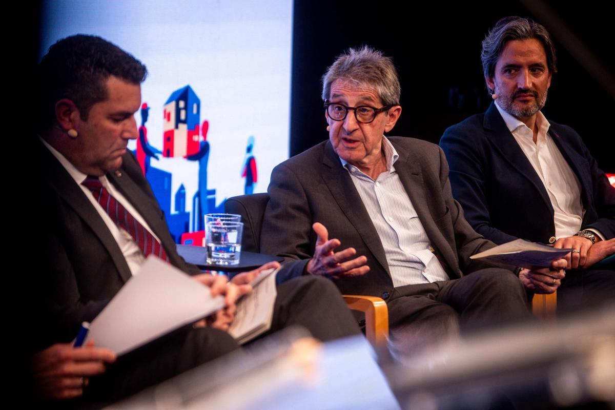 Xavier Amor, secretario de gobiernos locales; Humberto López Vilalta, director general del TRAM; y Xavier Balagué, gerente de Ecoembes en Catalunya en la mesa redonda “Col·laboració público-privada en la gestió municipal”, celebrada este martes en el I Fòrum Municipalisme