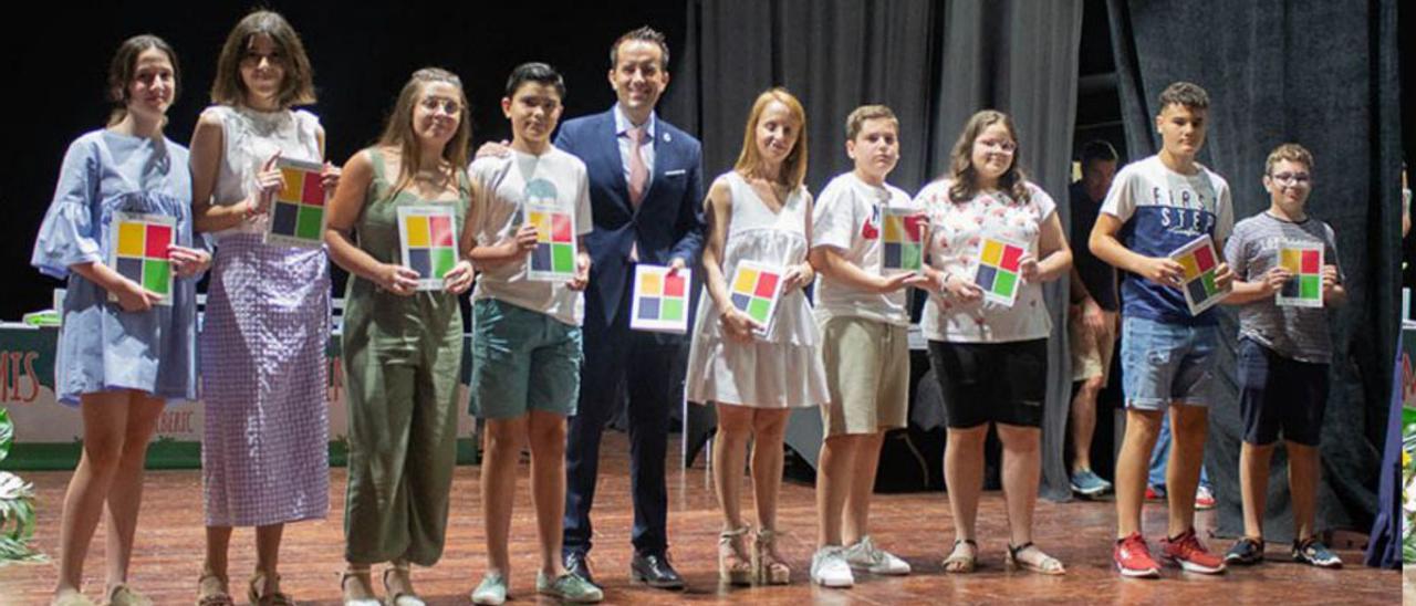 El alcalde, Toño Carratalá, entrega los libros a los niños. | LEVANTE-EMV