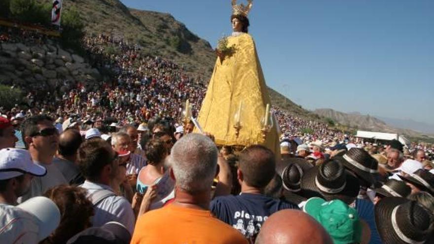 Las romerías de «La Traída» y «La Llevada» de la patrona entre Hondón y Aspe se celebran siempre en año par.