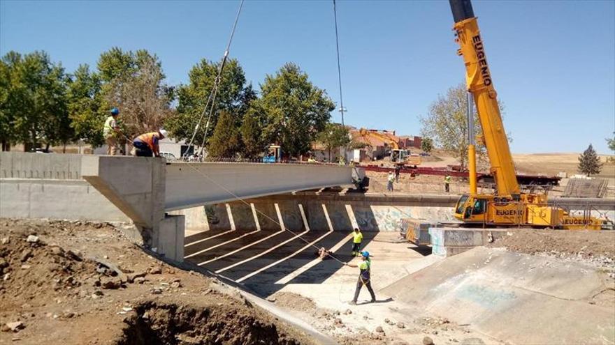 El nuevo puente sobre el cauce del Albarregas estará listo a final de mes