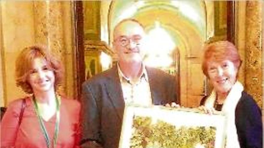 Angèla Cuatrecasa, Marc Vidal i Maria Eugènia Serrat al Parlament.