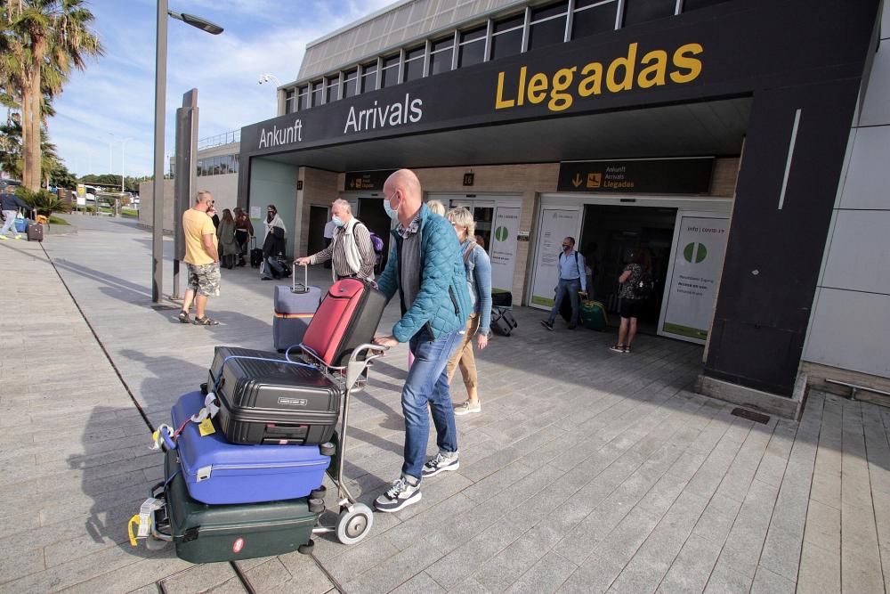 Llegada de turistas procedentes de Alemania a Tenerife Sur.