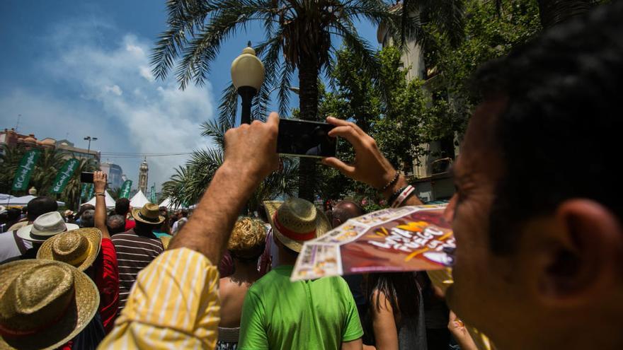 Fiestas premia con entrar en la zona reservada de las mascletàs a los ganadores del concurso de fotografía