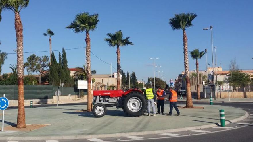 Imagen del tractor de &quot;Antolín&quot; ubicado en la rotonda del IES Thiar de Pilar de la Horadada el viernes pasado