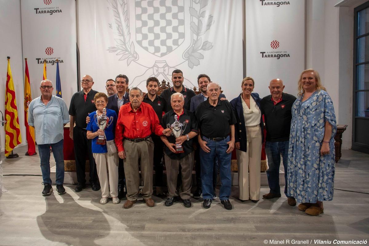 Representantes de los Nens del Vendrell y de la Colla Joves Xiquets de Valls al recibir una réplica del trofeo del Concurso de Castells de 1952.