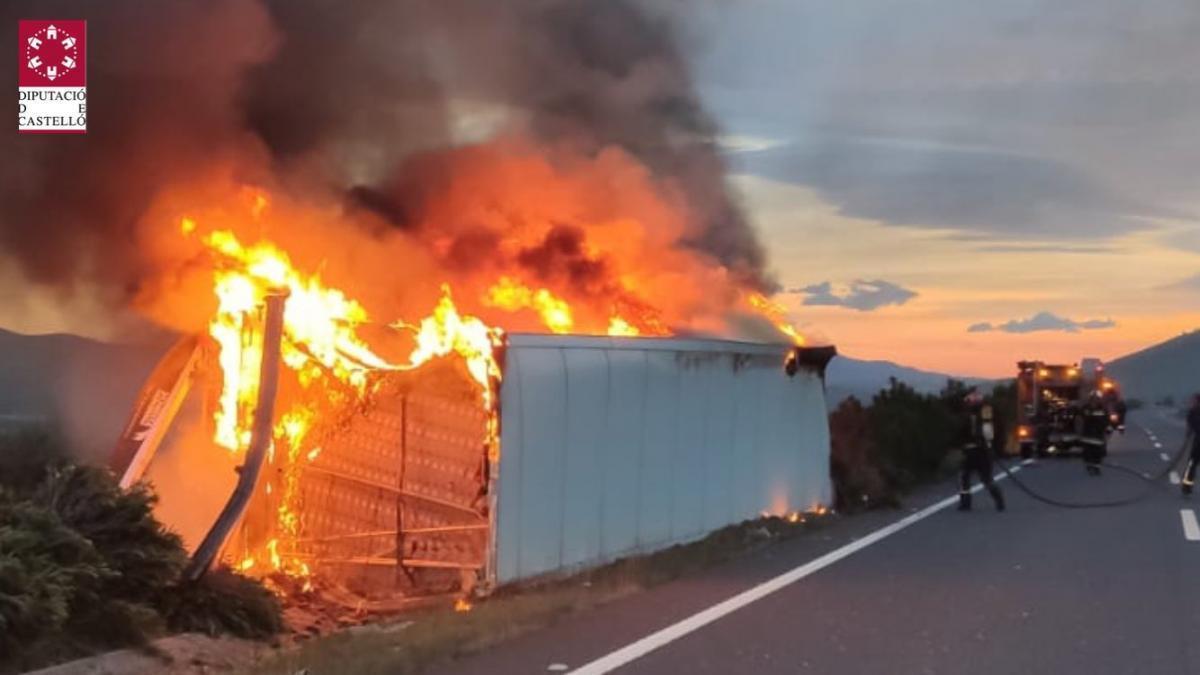 Un camión vuelca y se incendia en la AP-7 a su paso por Santa Magdalena