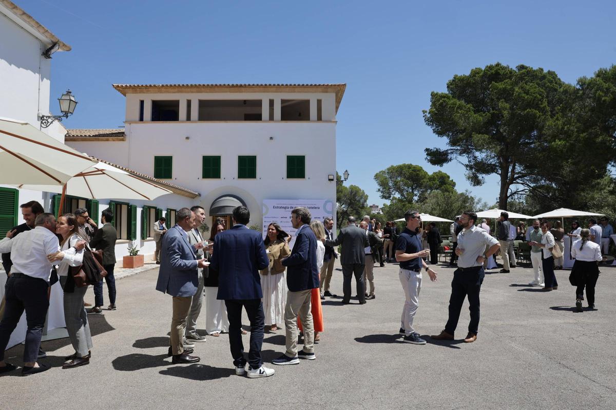 Momentos previos al inicio del Foro, en el exterior de Can Tàpera, en Palma