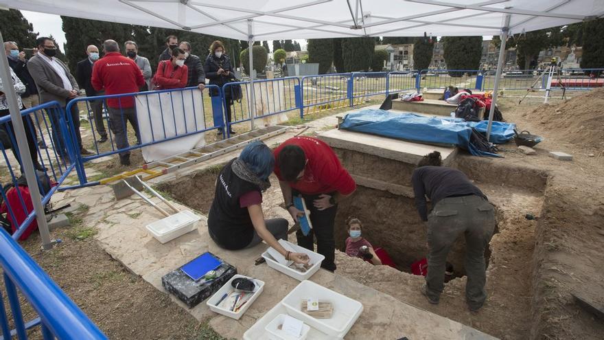 La excavación que busca a represaliados del franquismo en Alicante descubre un posible caso de bebé robado