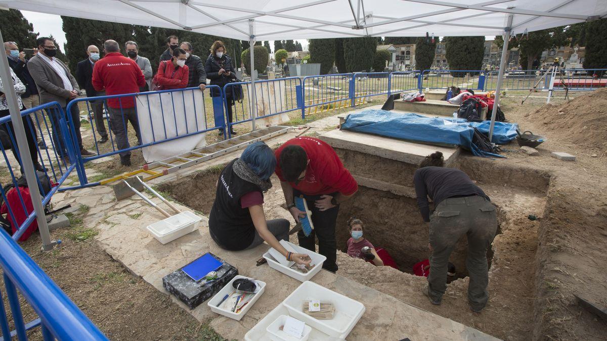 Trabajos de exhumación en la fosa X del Cementerio, donde se busca a 11 represaliados del franquismo.