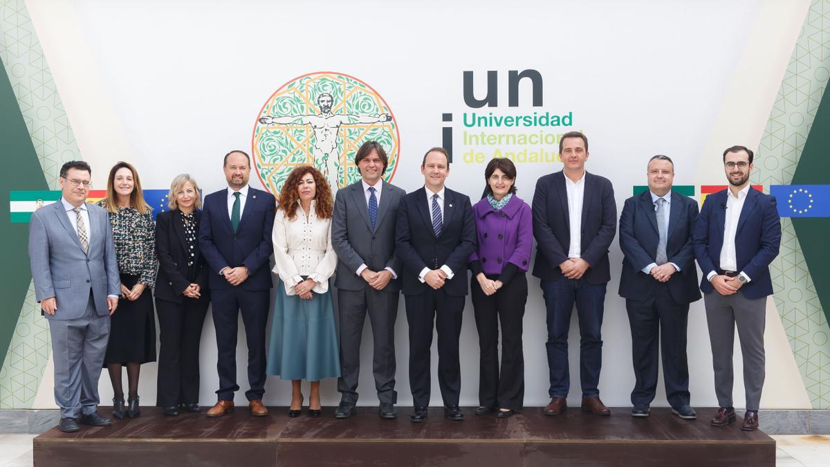 Componentes de la mesa presidencial y ponentes en la inauguración del curso de UNIA.