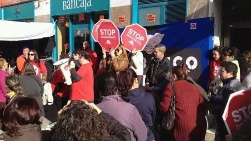 Momento de la concentración de protesta de Stop Desahucios Aspe en la sucursal de Bankia.