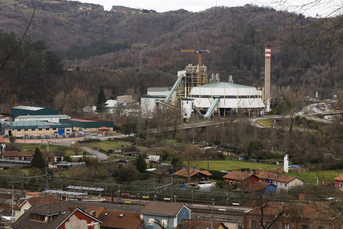 La central de La Pereda, al fondo, en obras para su reconversión en central de biomasa