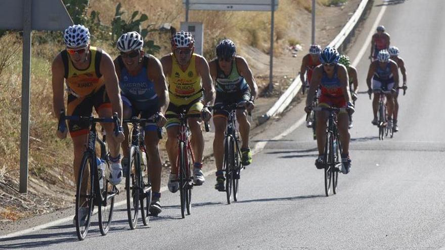 Un grupo de triatletas, durante una competición.