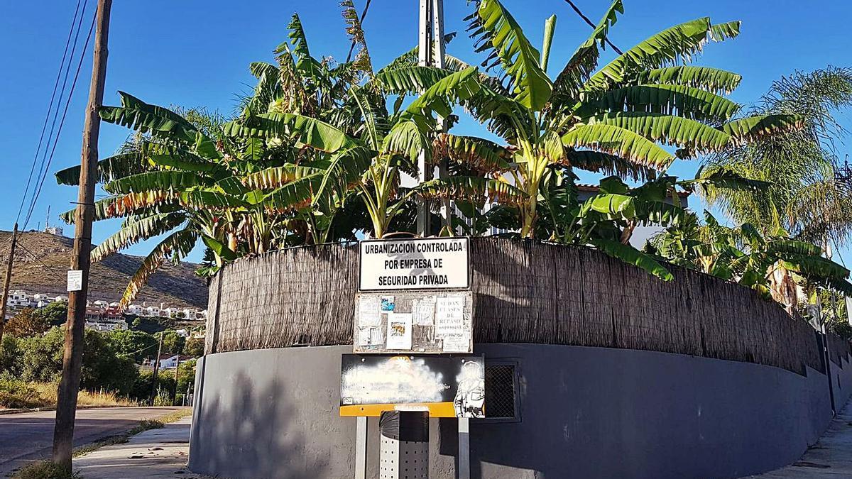 Un dels cartells de Calicanto en què s&#039;adverteix de la presència de vigilància privada.