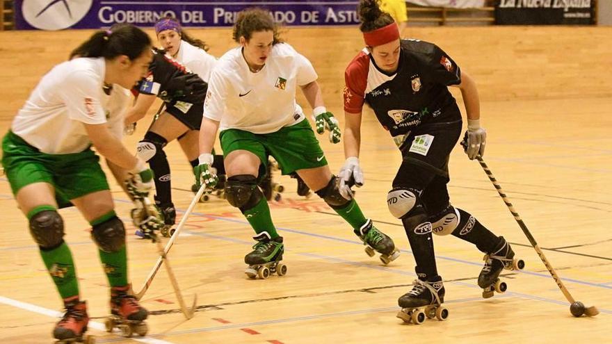 María Díez conduce la bola ante la oposición de dos jugadoras del Vilanova.