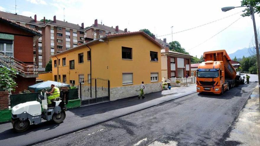 Las obras de asfaltado, ayer, en el barrio de L.lencia.