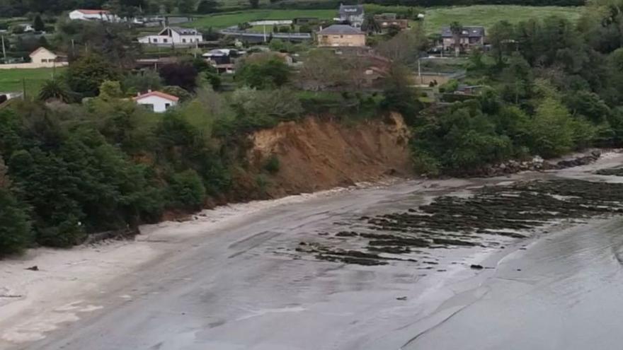 Vista aérea de la playa de O Regueiro con el talud afectado.   | // LOC