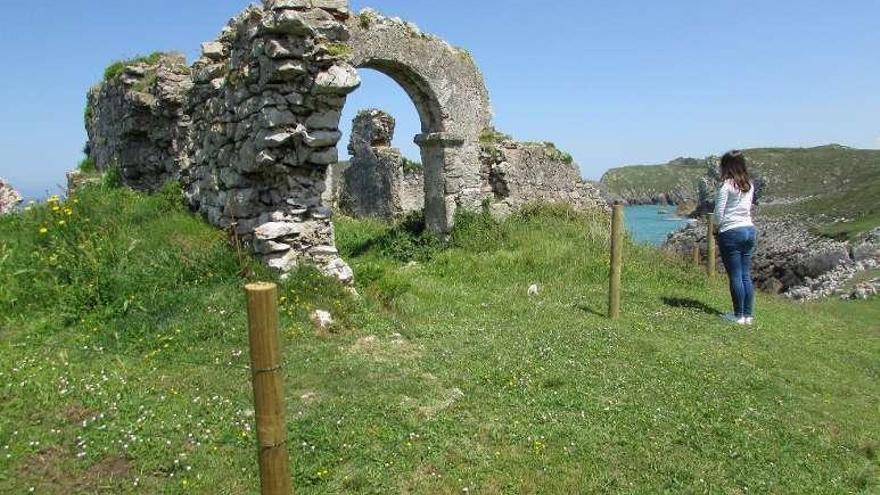 Vallan los restos de una capilla llanisca