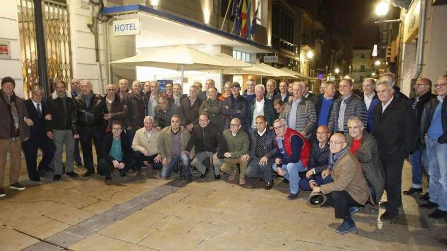 Los veteranos del Real Avilés-Ensidesa que acudieron a la cena de este año.