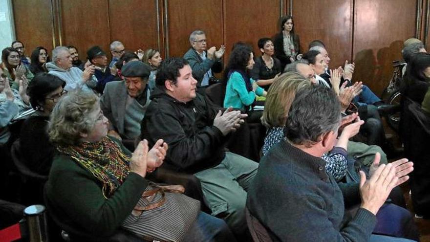 Diversos ciutadans aplaudeixen a la seu de l&#039;ambaixada de l&#039;Argentina al Paraguai, on es va projectar el judici