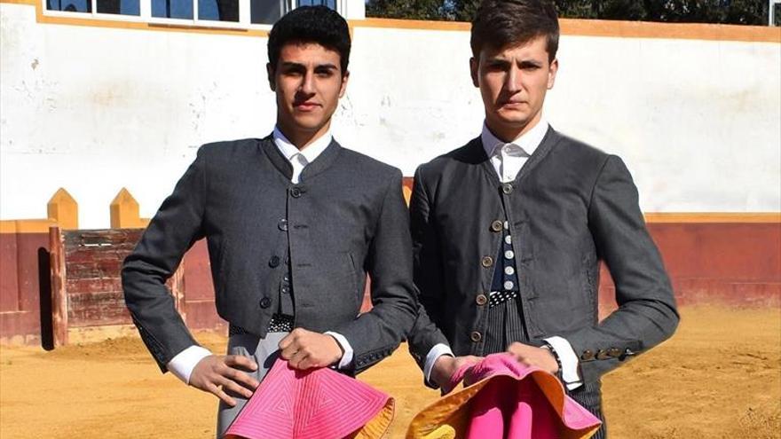 Dos alumnos de la Escuela Taurina, en la promoción