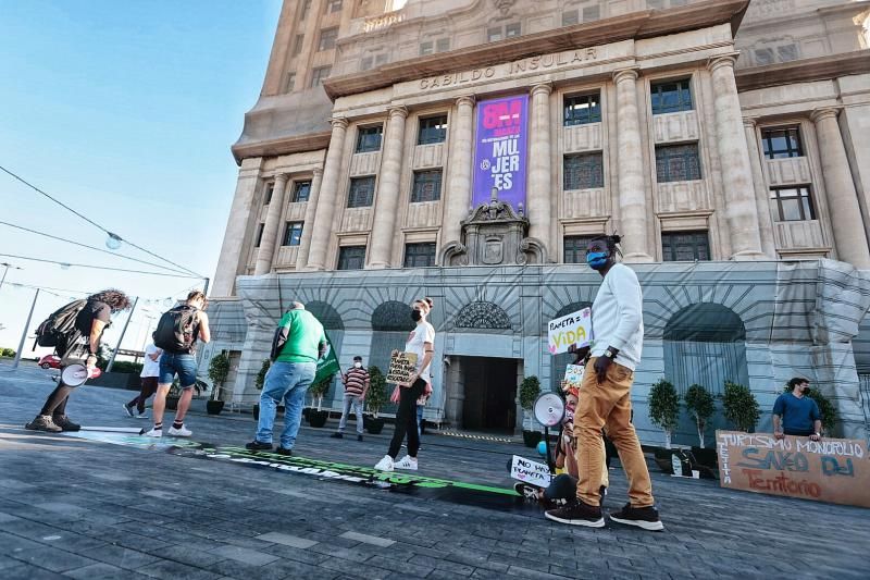 Concentración de Juventud por el Clima frente al Cabildo de Tenerife