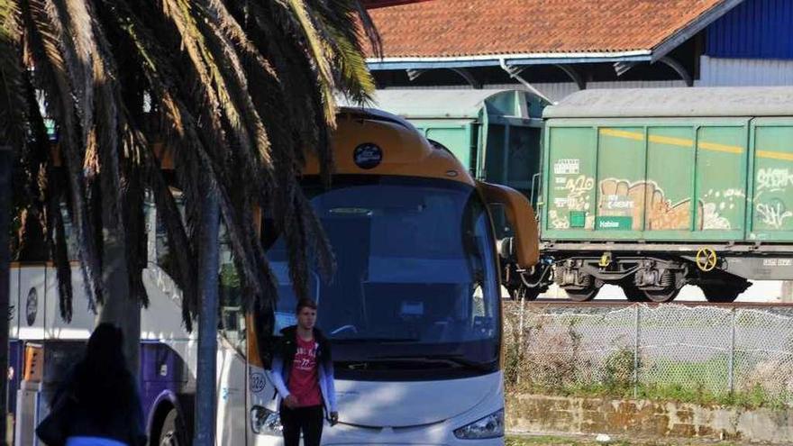 Un autobús llegando a la estación de Vilagarcía, que está próxima a la del tren. // Iñaki Abella