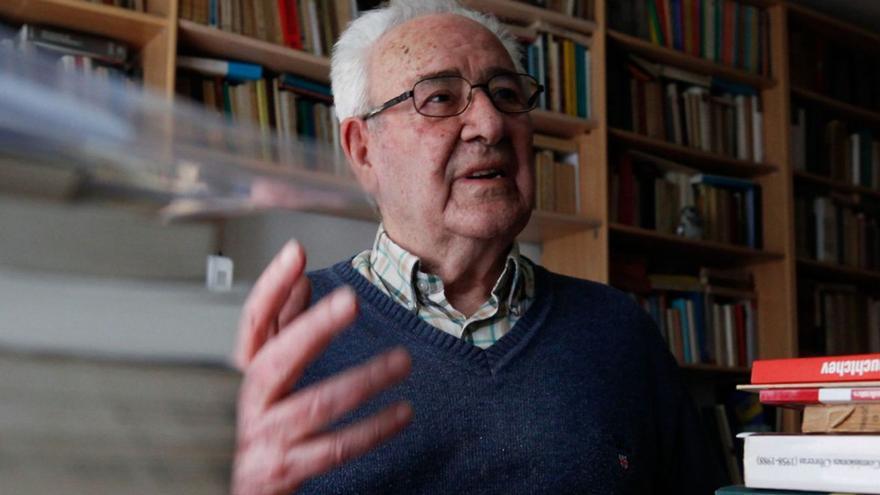 David Ruiz lega al RIDEA sus libros sobre el movimiento obrero en Asturias