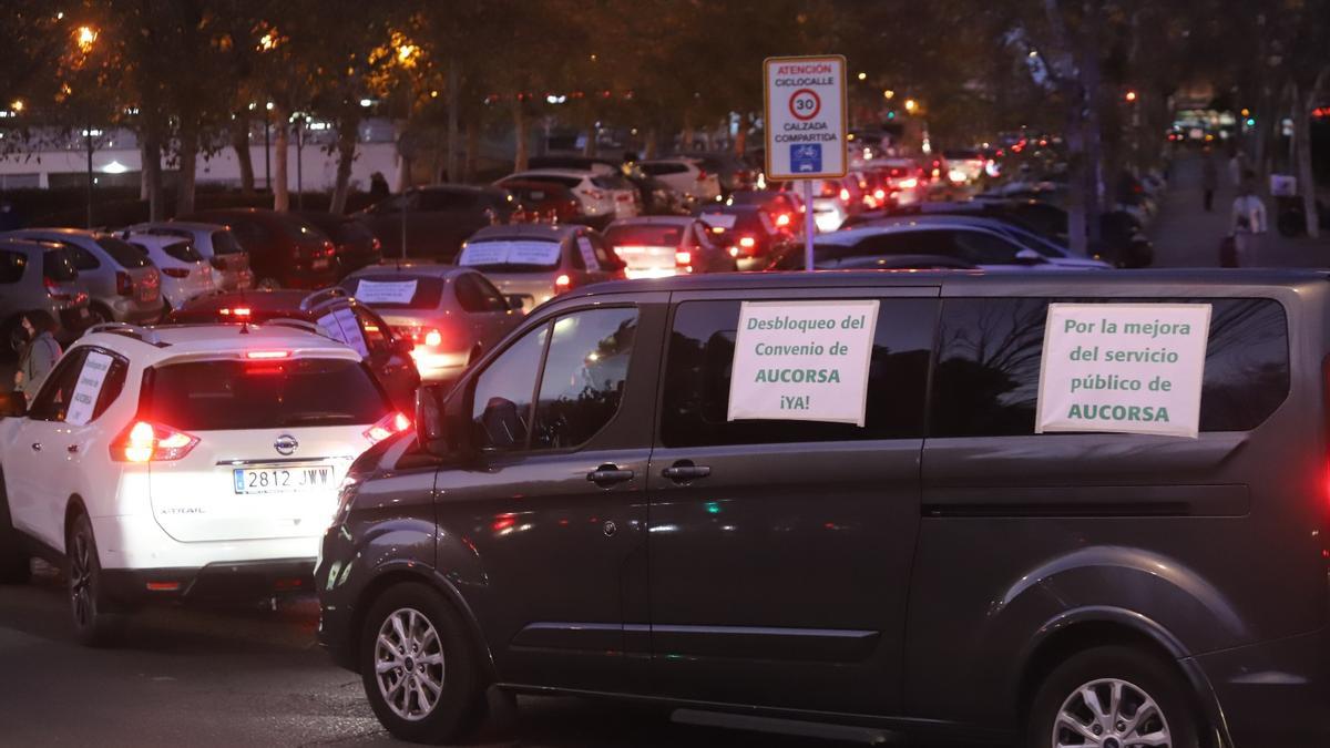 Caravana de vehículos de trabajadores de Aucorsa realizada este lunes.