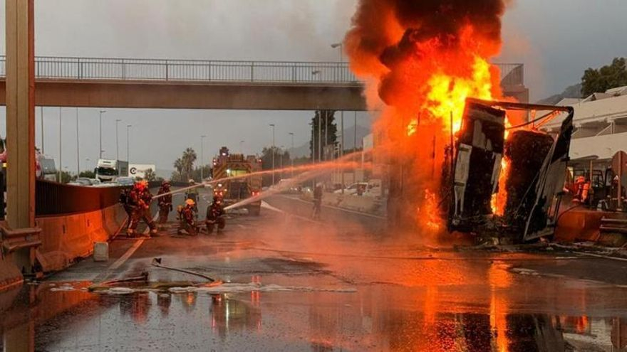 Abiertos los dos carriles de la A-7 a la altura de Marbella tras permanecer cortados por el incendio de un camión