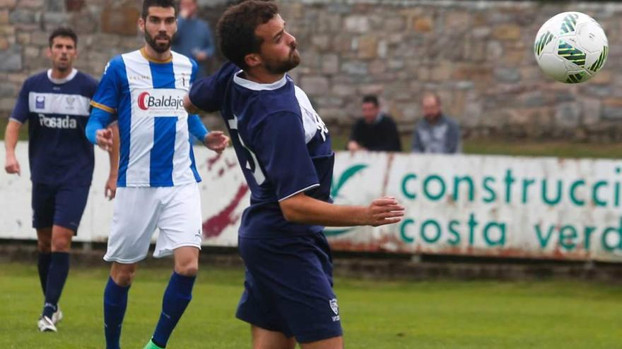 Álvaro Pozo intenta controlar el balón con Nacho Méndez, del Avilés, a la izquierda.