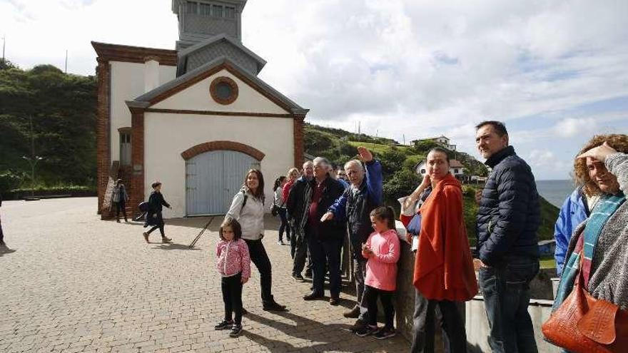 Visitantes esperando acceder a la mina, ayer por la tarde.