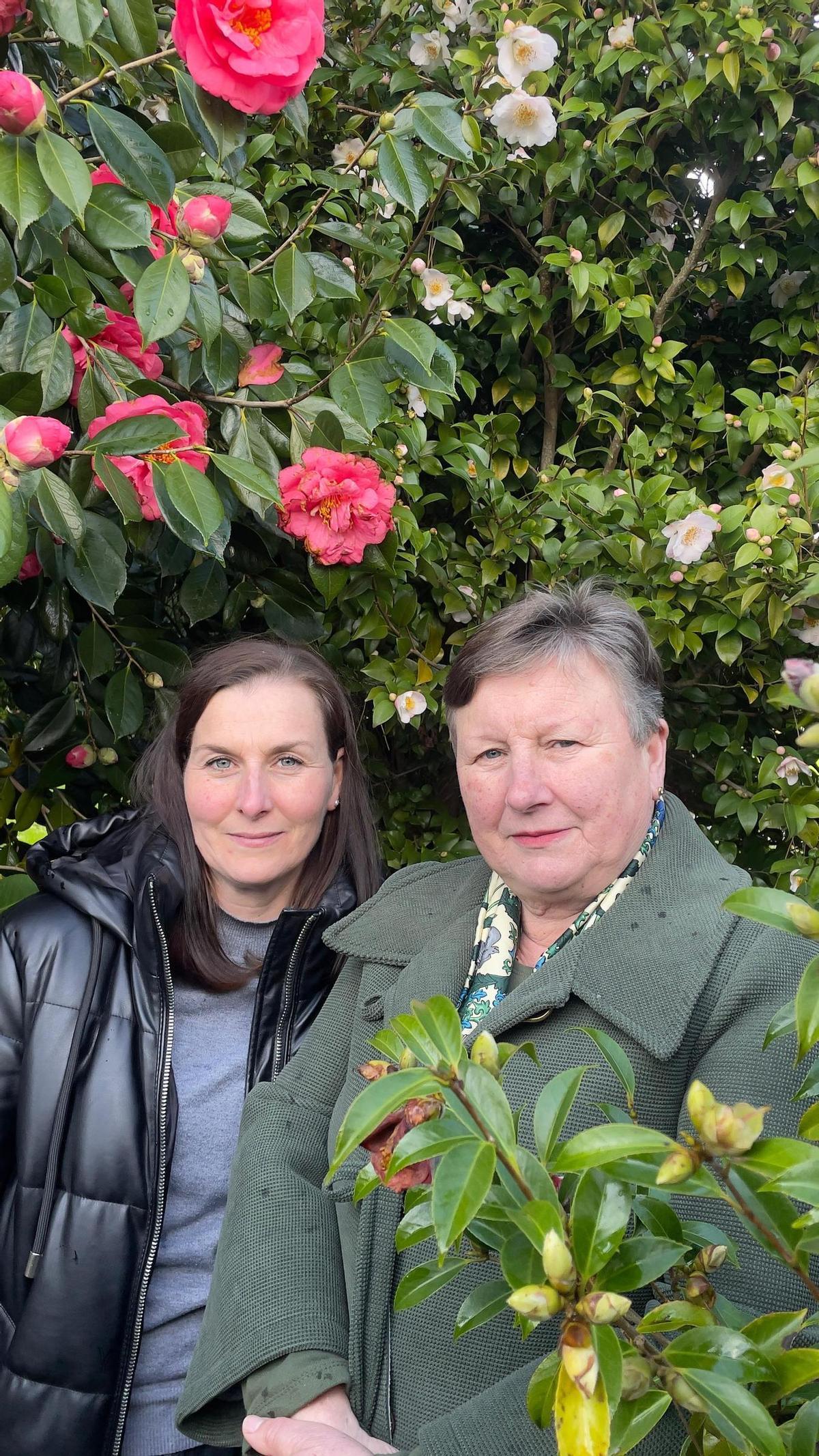 Clara Abalo junto a su madre, Sara Osorio, en su jardín.