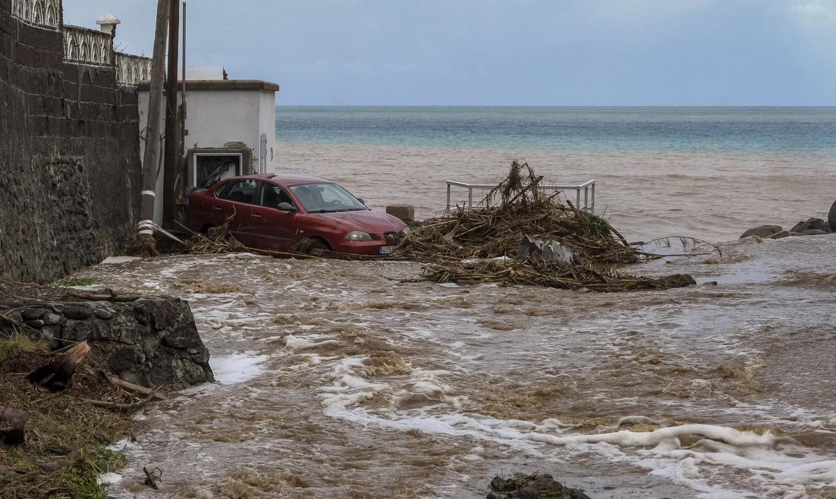 Coche arrastrado por el agua en Moya.