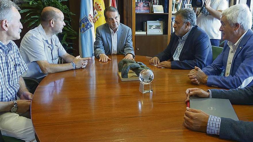 Un momento de la reunión de Caballero con la Federación de Peñas del Celta. // FDV