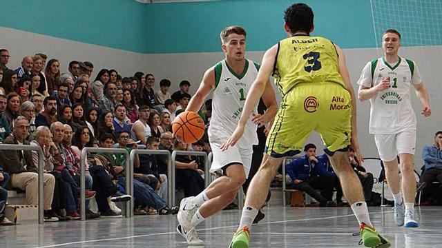 Alejandro Gómez Cabal, con el balón, defendido por Alberto Martín, con Zorrozua detrás, en el pabellón Universitario del CAU.  |