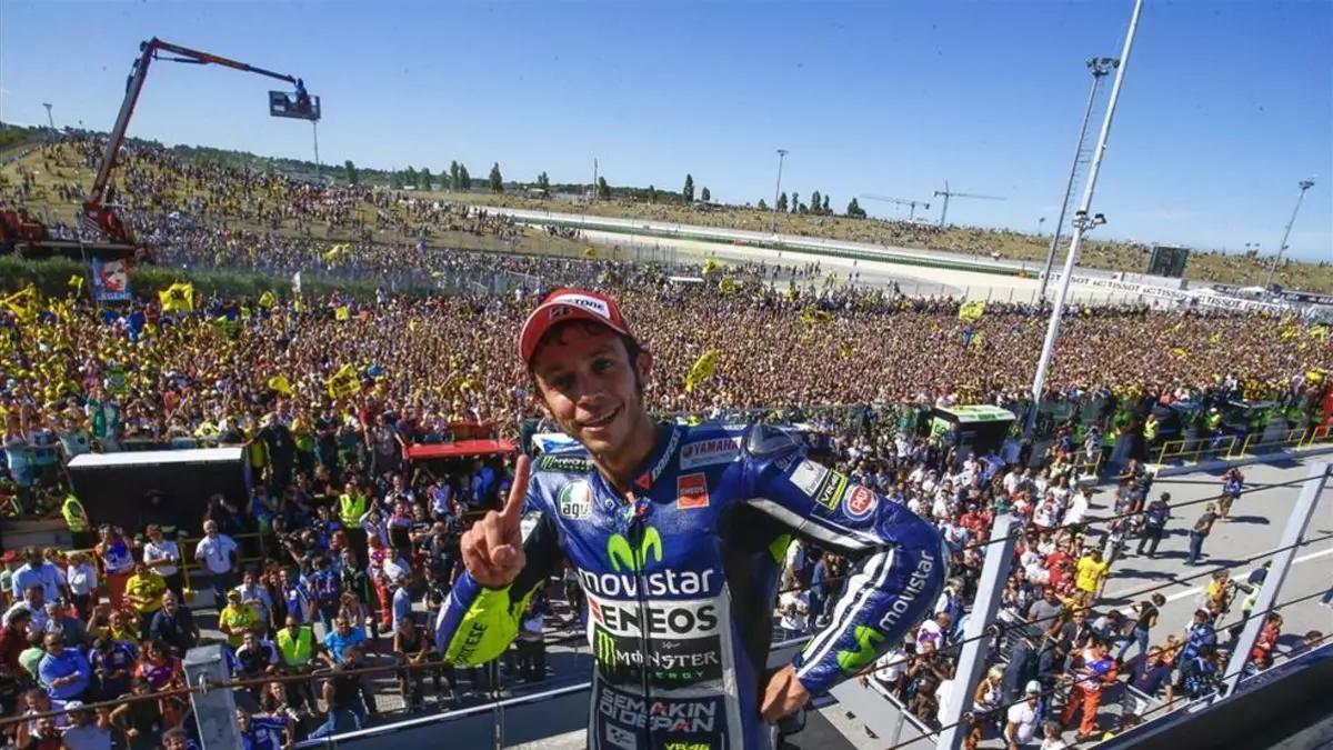 Valento Rossi, con sus tifosi en Misano, antes de retirarse