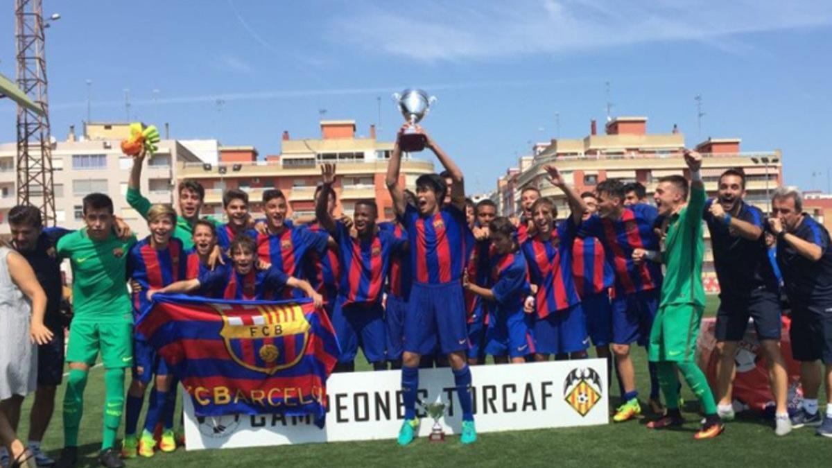 Eric Garcia, capitán del Cadete A, levanta el título de campeón en Alzira